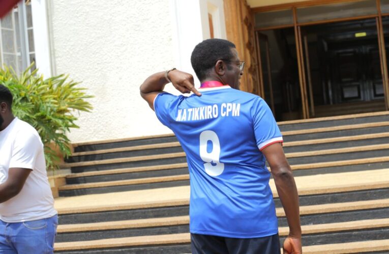 Katikkiro Mayiga Akyazizza Abawagizi ba SC Villa: Akoowodde Bannabyamizannyo Okukuuma Empisa